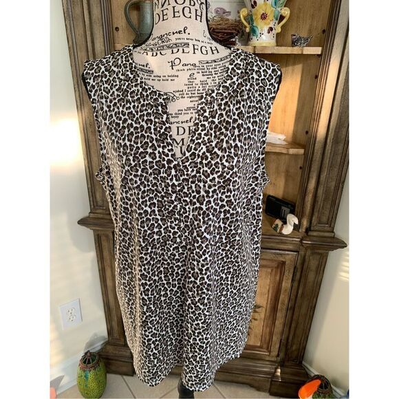 Animal Print Sleeveless Blouse - Picture 6 of 6